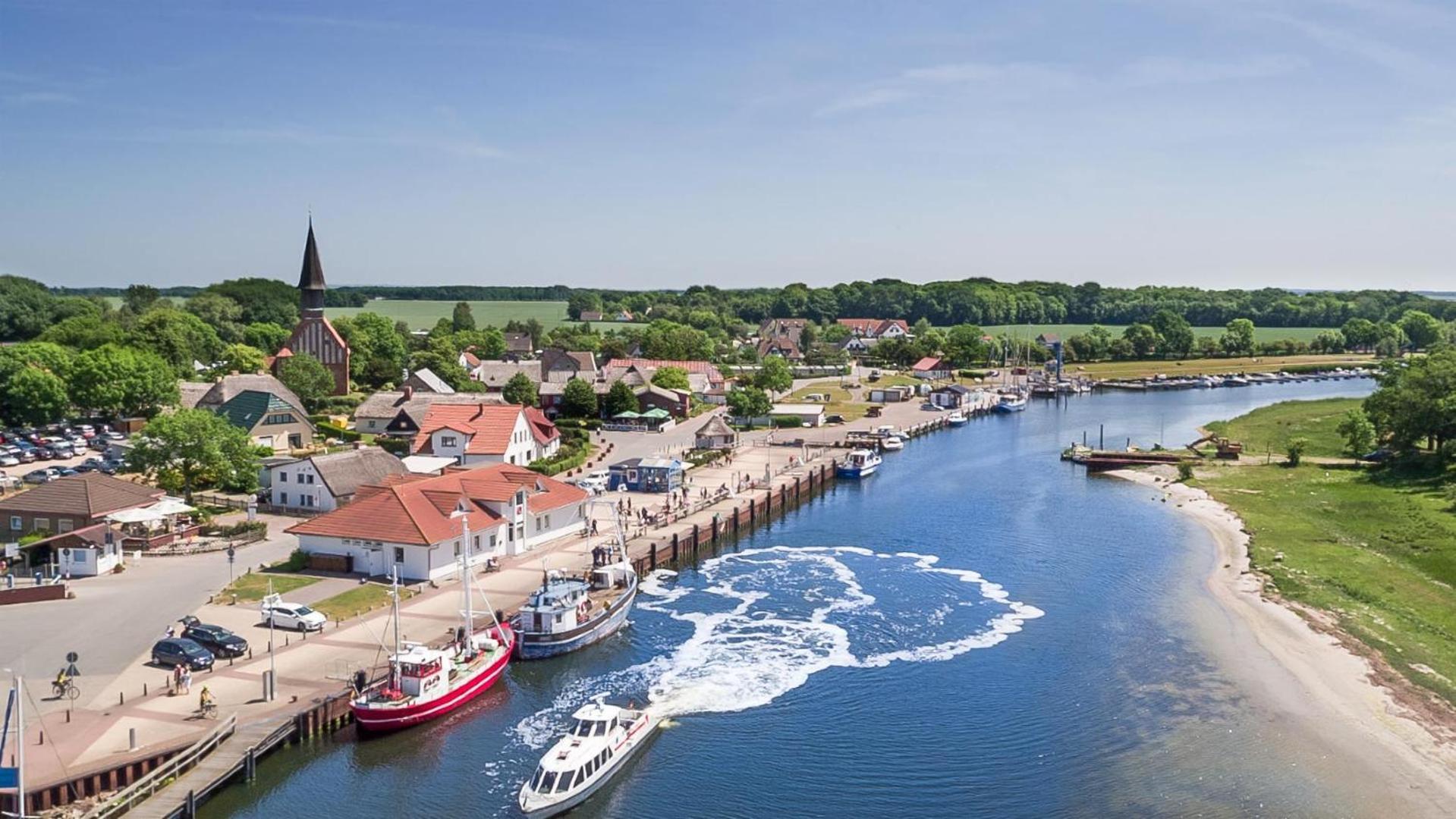Hotel Ruegenschmiede Vis A Vis Hiddensee Schaprode Bagian luar foto