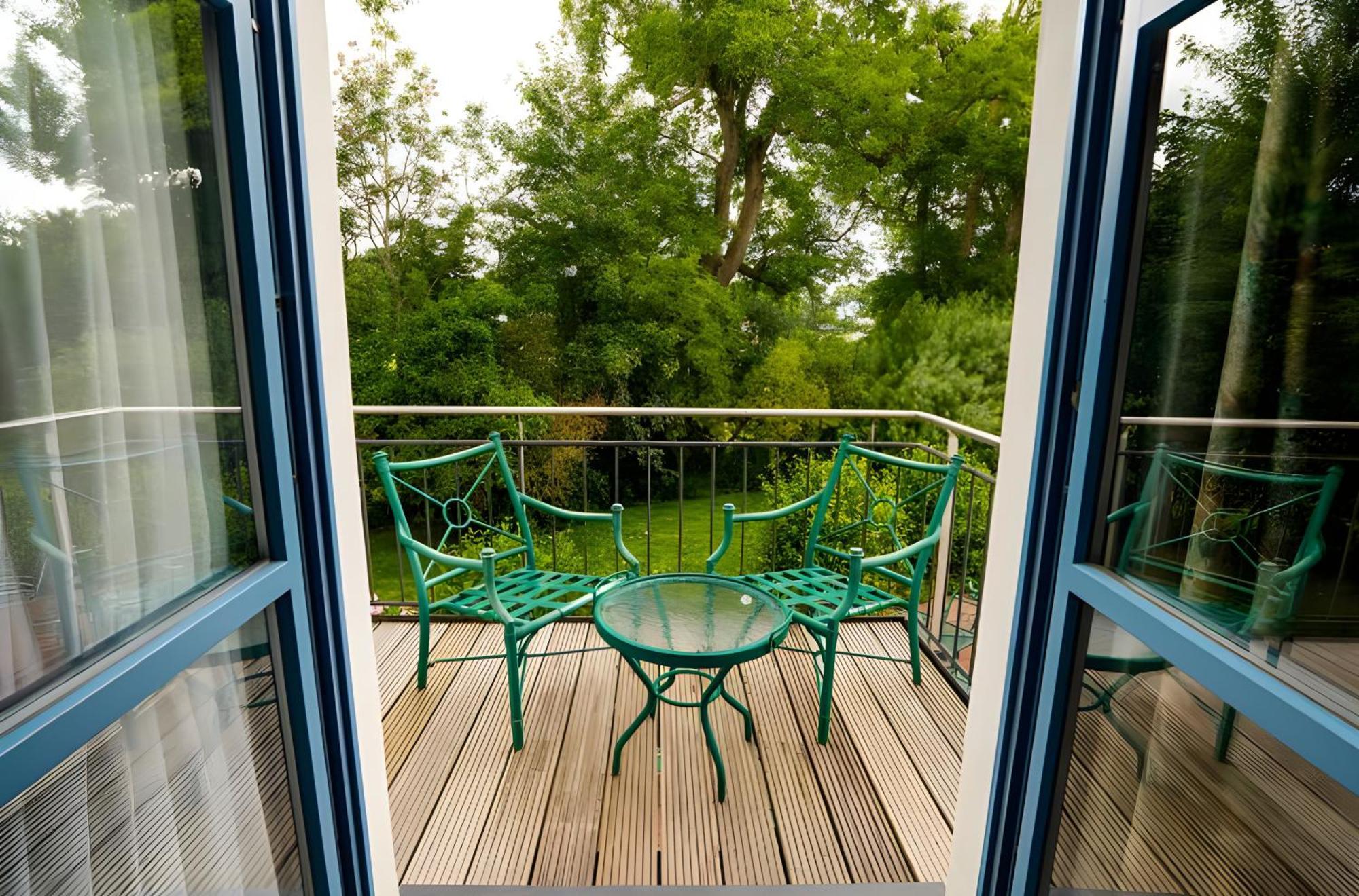Hotel Ruegenschmiede Vis A Vis Hiddensee Schaprode Bagian luar foto
