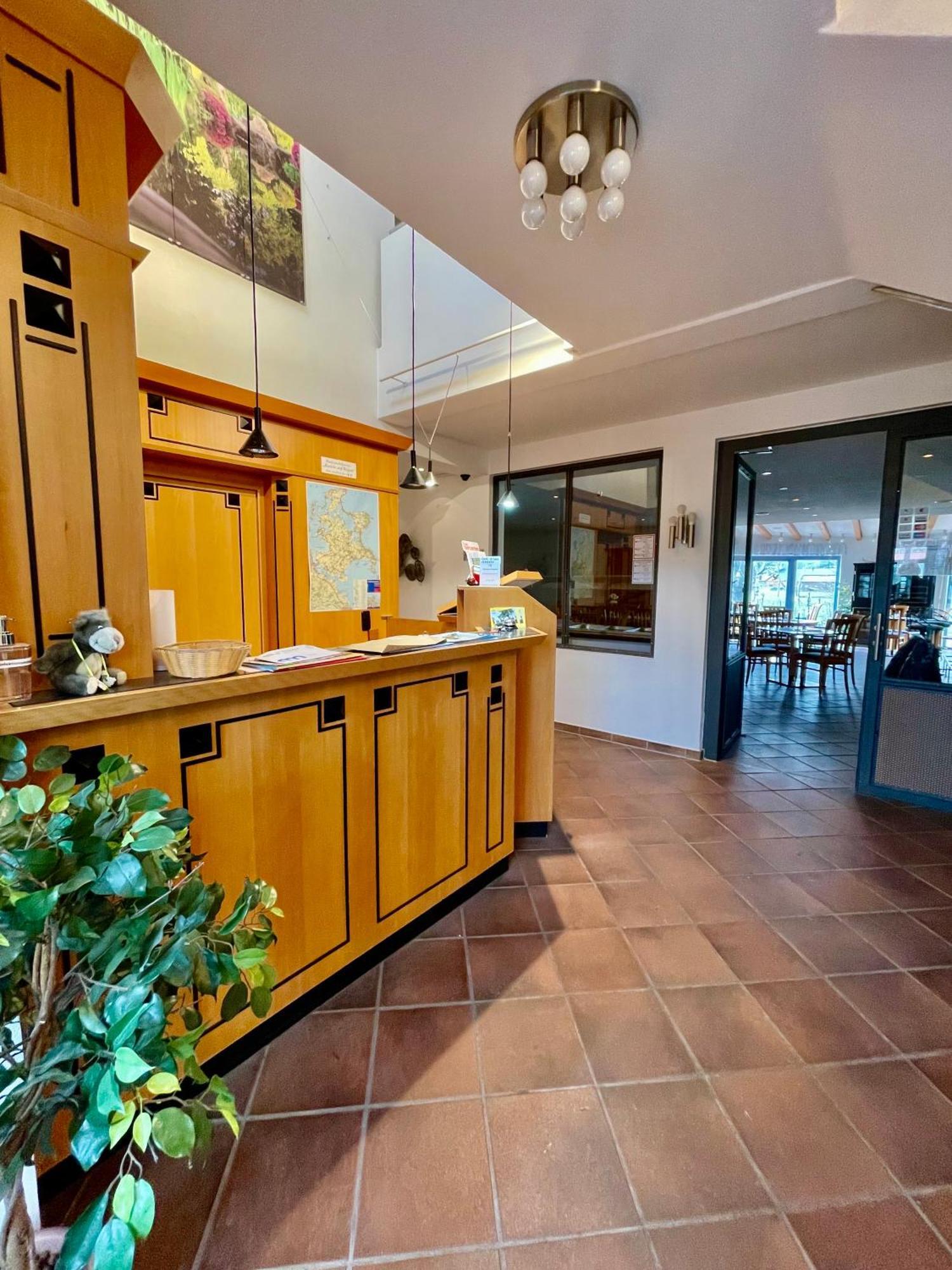 Hotel Ruegenschmiede Vis A Vis Hiddensee Schaprode Bagian luar foto