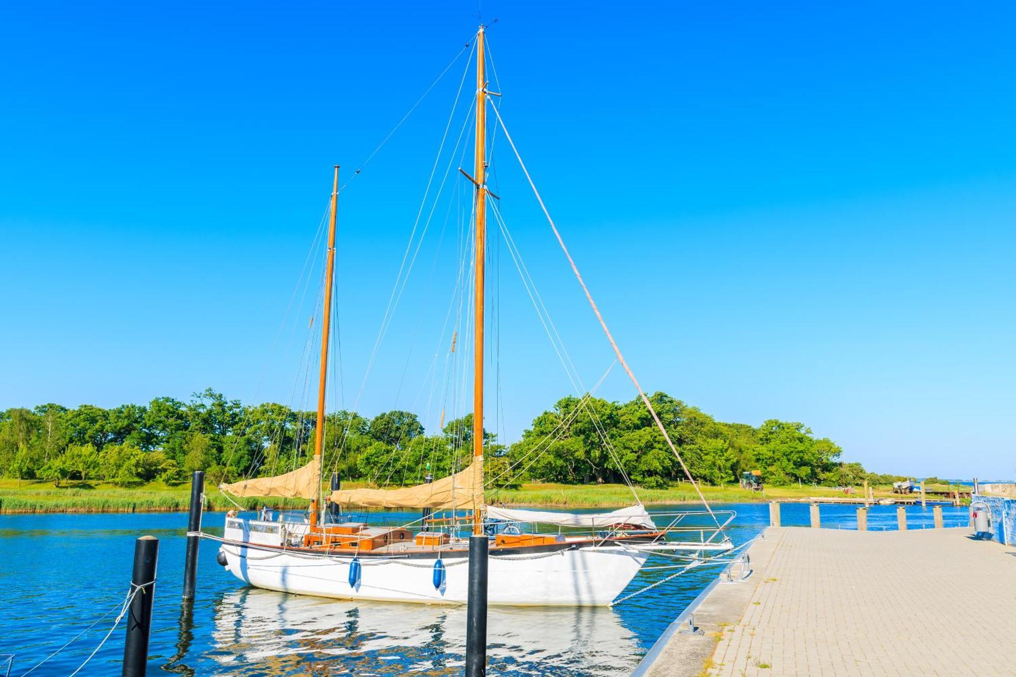 Hotel Ruegenschmiede Vis A Vis Hiddensee Schaprode Bagian luar foto