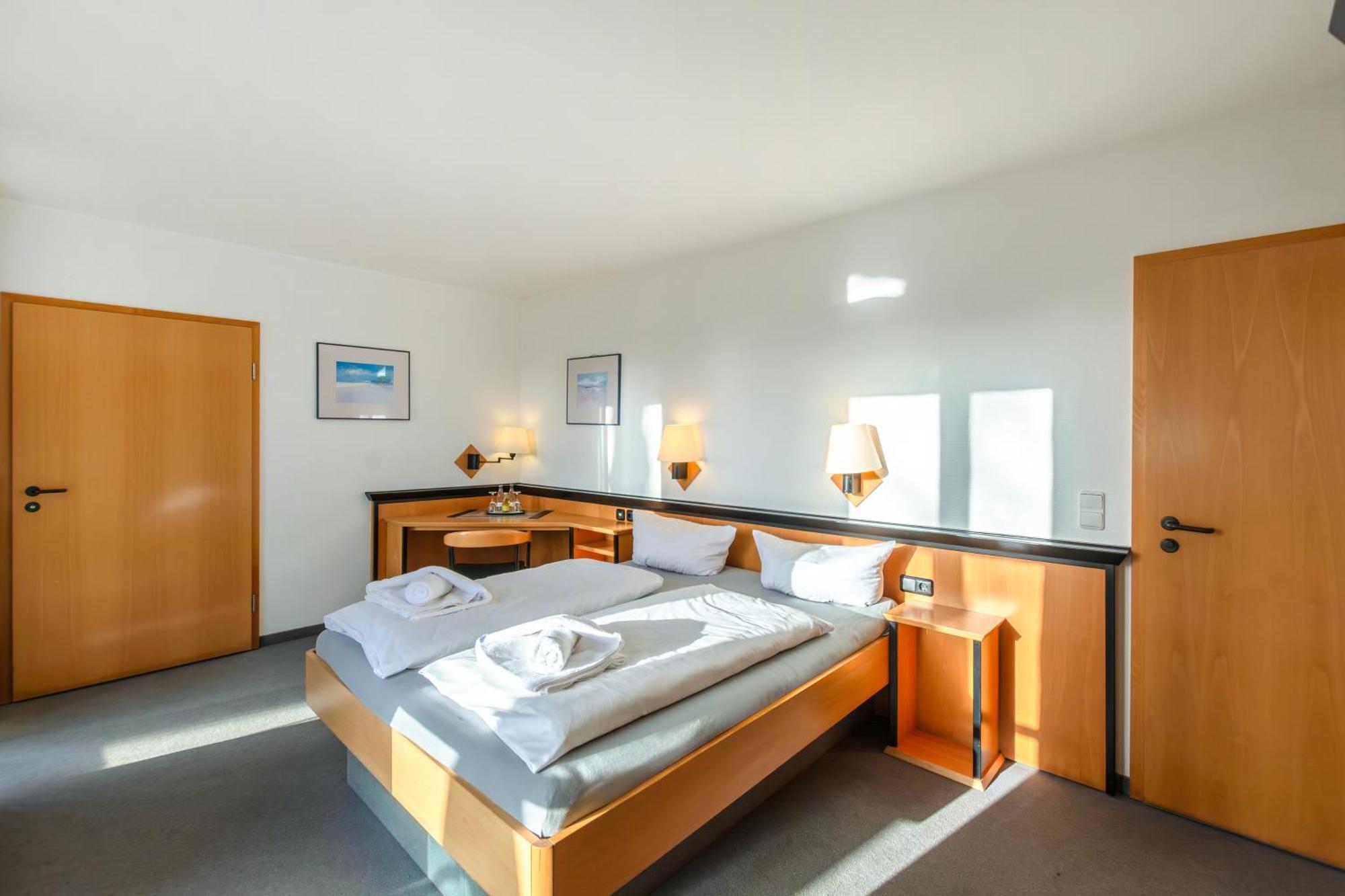 Hotel Ruegenschmiede Vis A Vis Hiddensee Schaprode Ruang foto