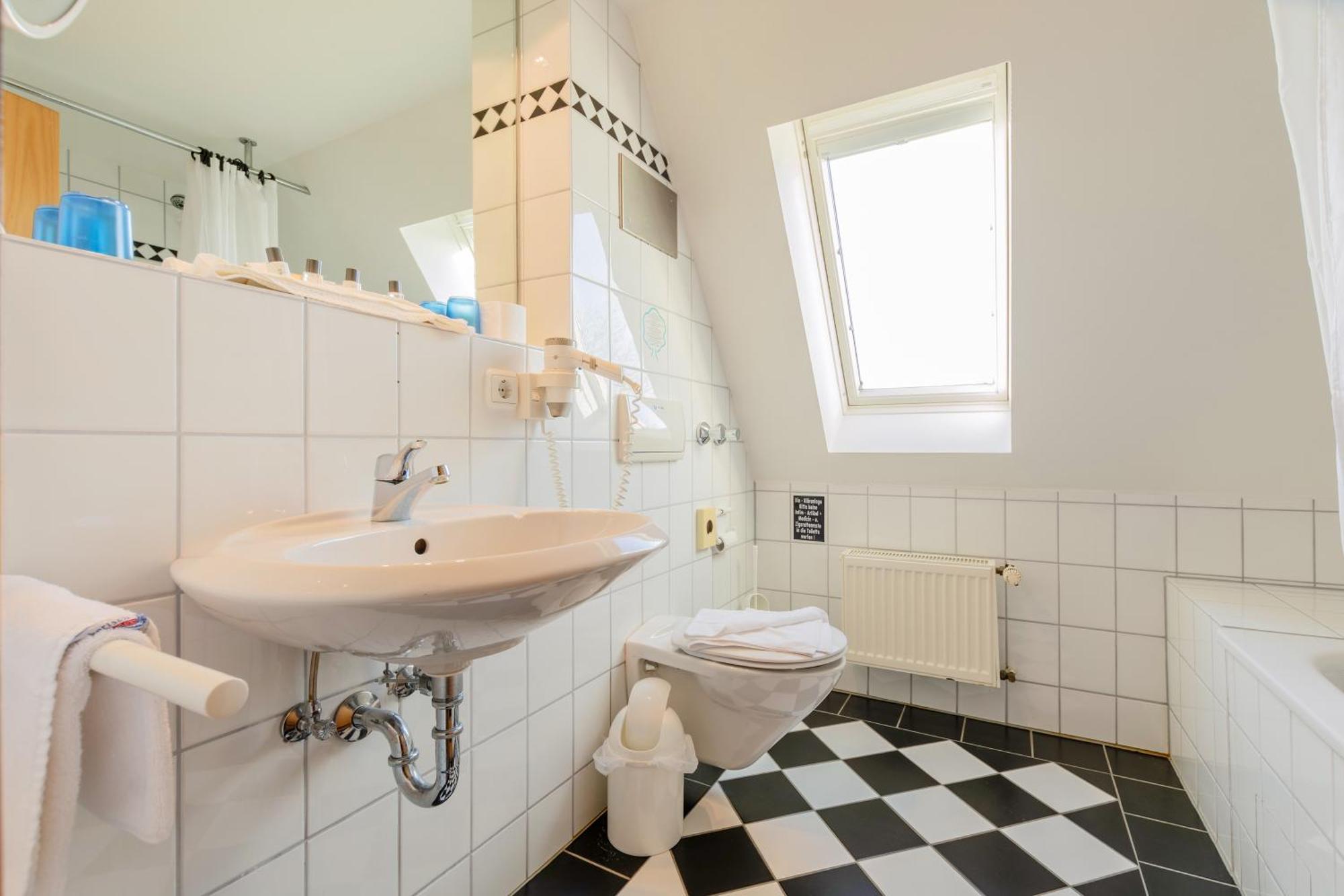 Hotel Ruegenschmiede Vis A Vis Hiddensee Schaprode Ruang foto