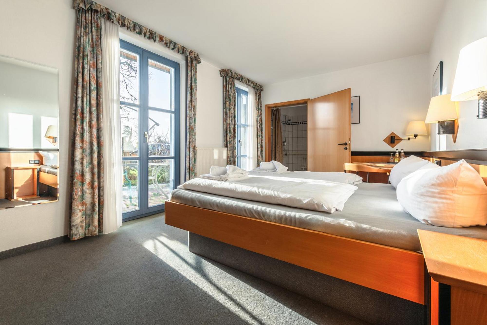 Hotel Ruegenschmiede Vis A Vis Hiddensee Schaprode Ruang foto