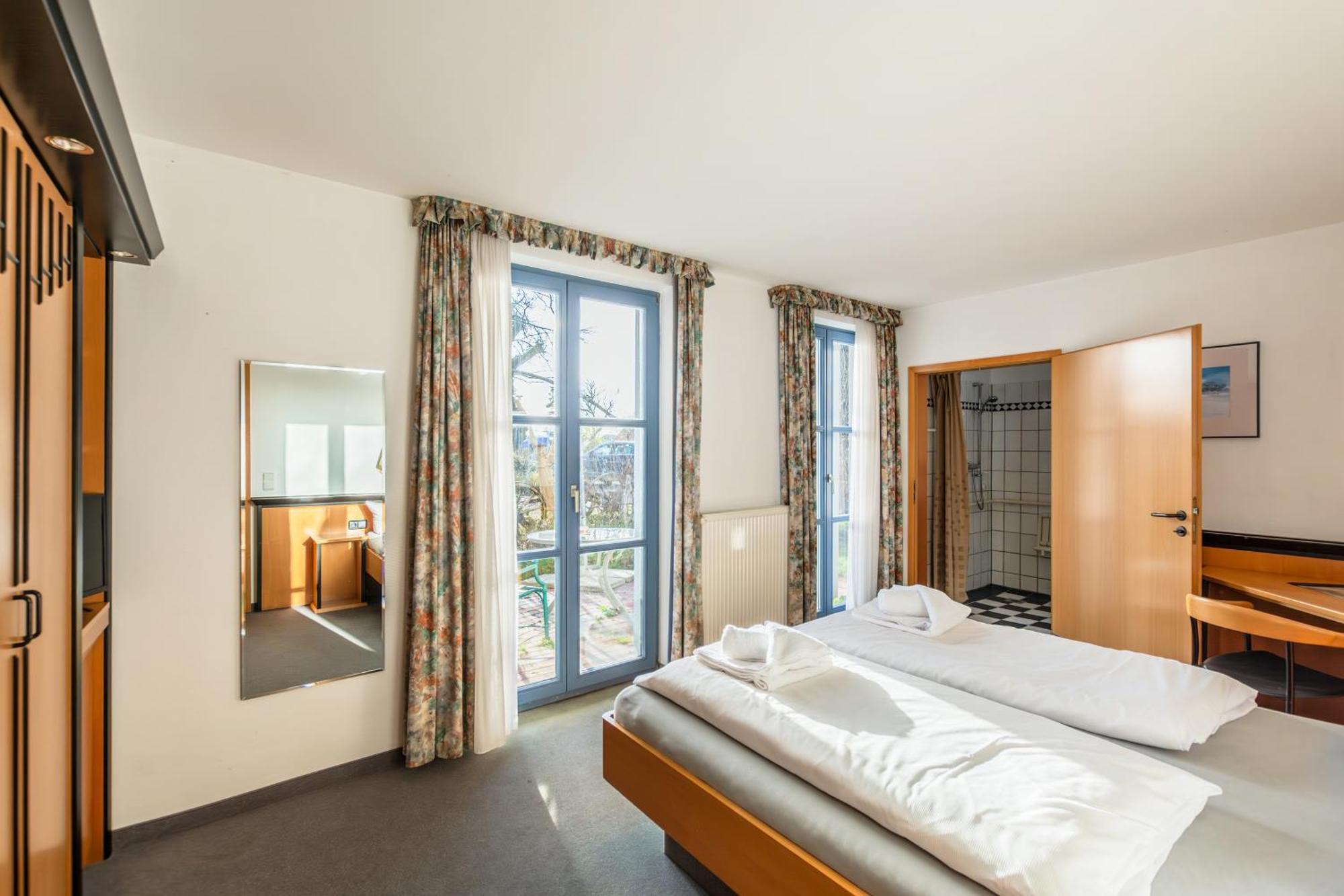 Hotel Ruegenschmiede Vis A Vis Hiddensee Schaprode Ruang foto