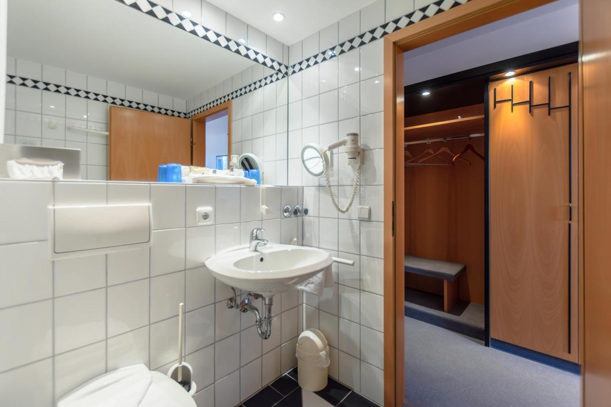 Hotel Ruegenschmiede Vis A Vis Hiddensee Schaprode Bagian luar foto