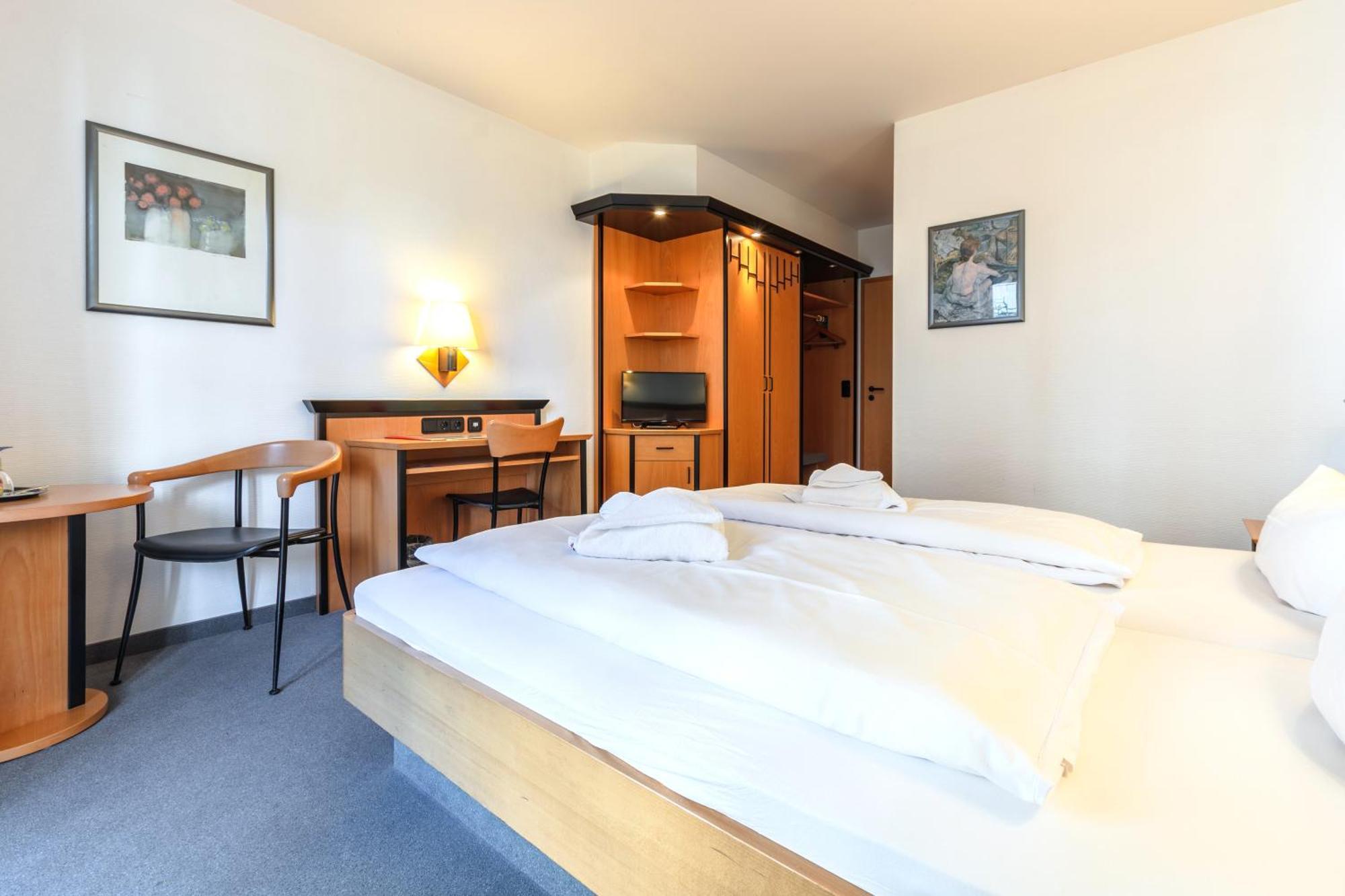 Hotel Ruegenschmiede Vis A Vis Hiddensee Schaprode Ruang foto