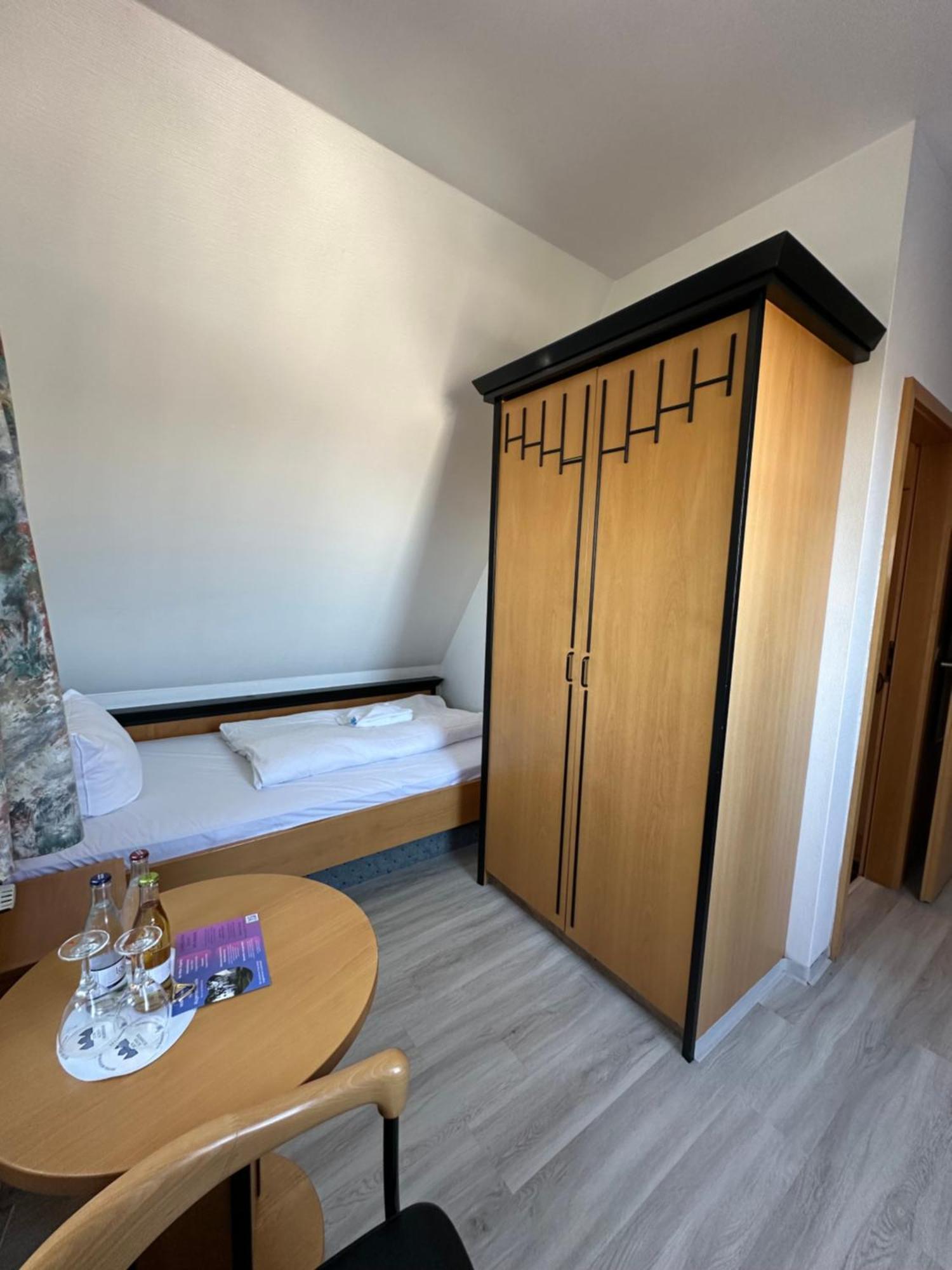 Hotel Ruegenschmiede Vis A Vis Hiddensee Schaprode Ruang foto